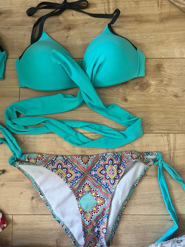 Bikini turquesa y multicolor