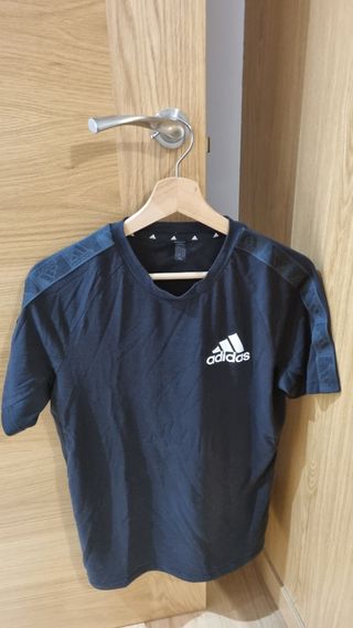 Camiseta Adidas negra deportiva
