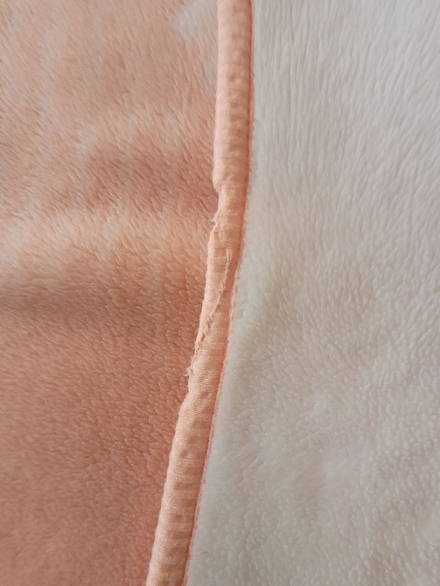 Manta reversible suave rosa y blanca 135cm