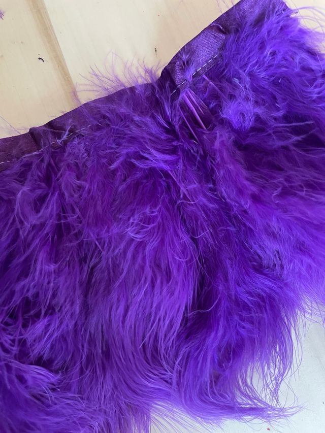 Tira plumas 1m. Tupidas. Largo 12cm. morado