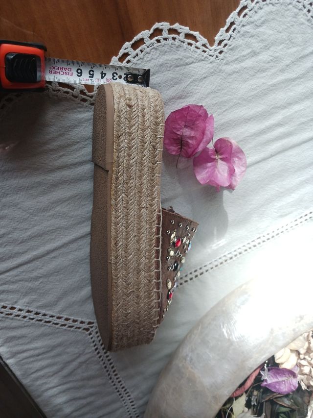 Cuñas esparto piel marrón decoradas mujer T-37