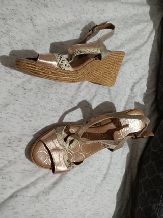 Sandalias cuña beige y dorado