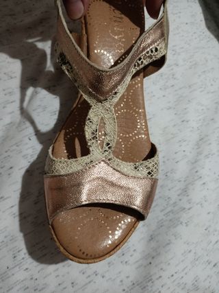 Sandalias cuña beige y dorado