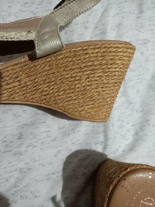 Sandalias cuña beige y dorado
