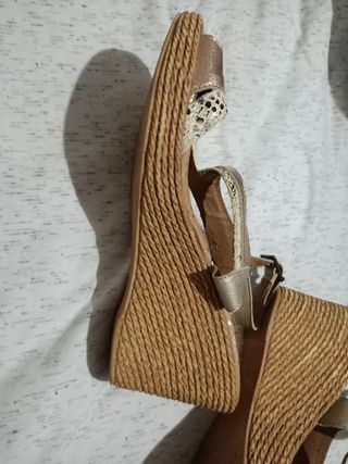 Sandalias cuña beige y dorado