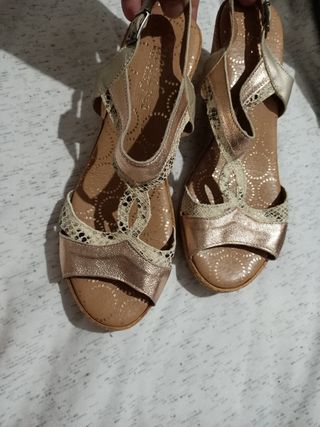 Sandalias cuña beige y dorado