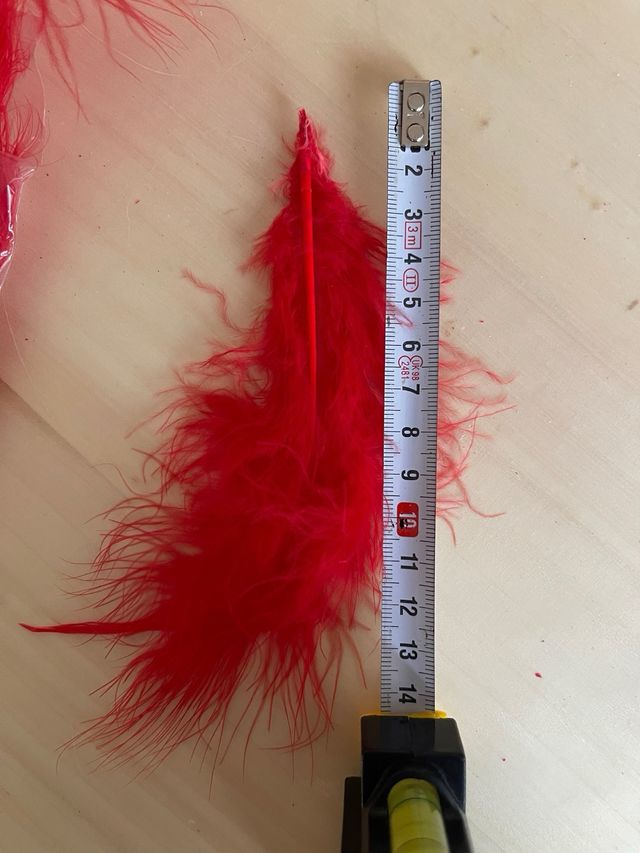 Tira plumas natural 0,9m. Tupidas. Largo 12cm.Rojo