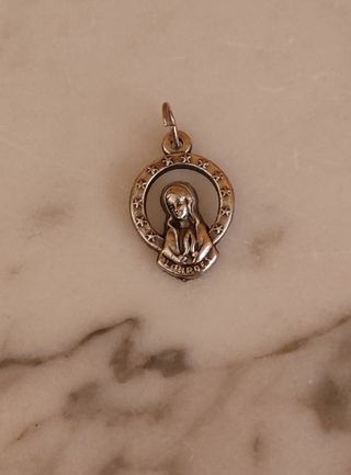 Medalla Virgen Lourdes plateada - vintage