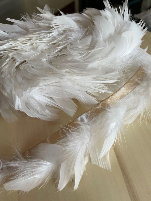 1m pluma ganso blanco. Largo aprox 5cm. moda/manua