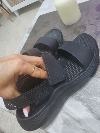 Sandalias Crocs negras talla 37