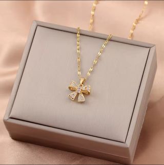 Collar con dije de lazo dorado