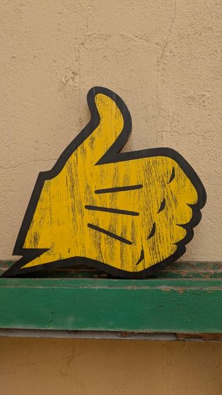 Mano de Bultaco en madera