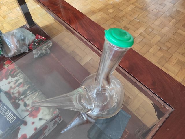 Porrón de vidrio con tapa verde