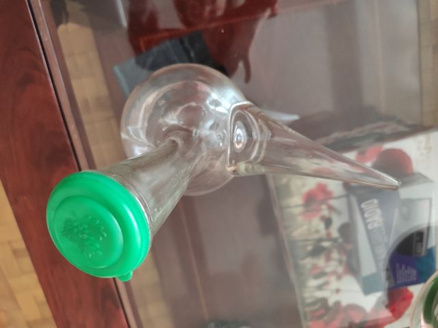 Porrón de vidrio con tapa verde