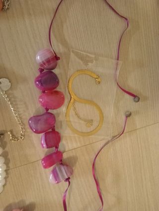 Collane e braccialetti colorati