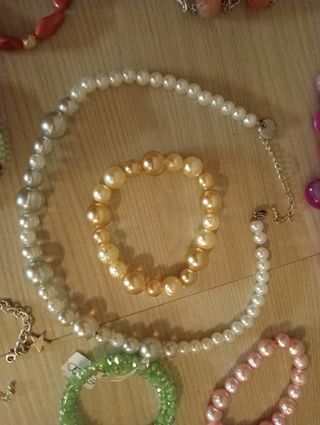 Collane e braccialetti colorati