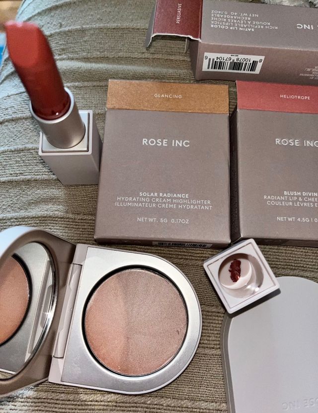 ROSE INC: Blush Heliotrope + Batom