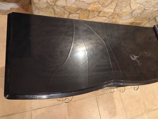 Cómoda y dos mesitas .