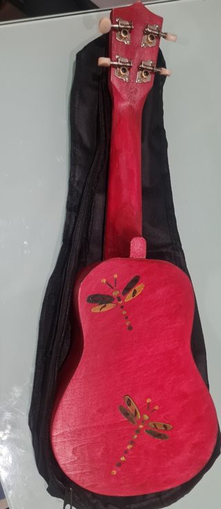 Ukelele Soprano Rojo con Libélulas