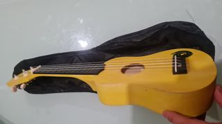 Ukelele amarillo soprano Artesano