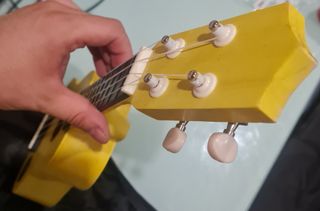 Ukelele amarillo soprano Artesano