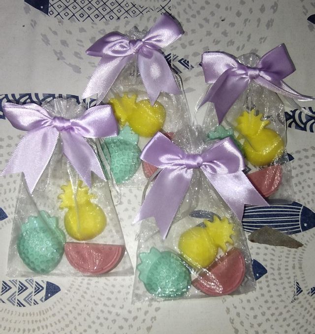 Jabones artesanales frutas ,color y esencia