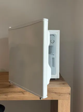 Mini nevera blanca IKEA