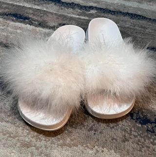 Chanclas blancas de plumas