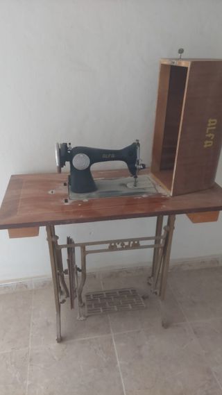 Máquina coser Alfa antigua