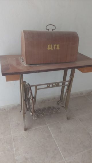 Máquina coser Alfa antigua