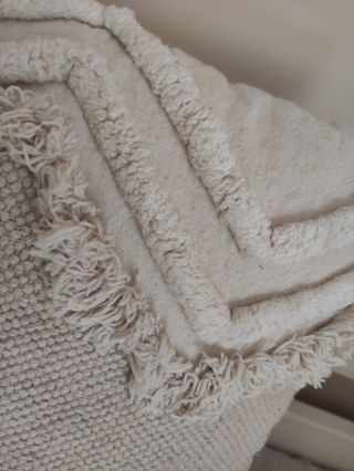 Cojín decorativo beige de algodón