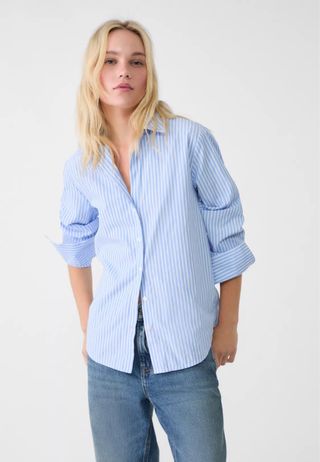 Camisa rayada azul y blanca