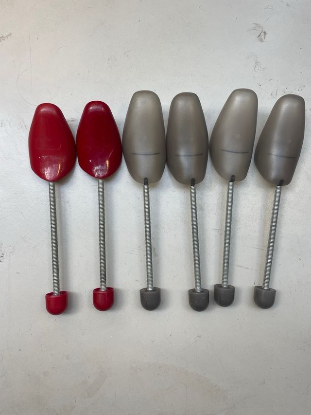 6 Hormas para zapatos - rojas y grises