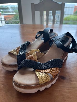 Sandalias cuña verano beige-negro