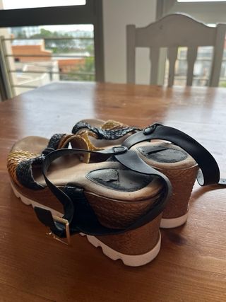 Sandalias cuña verano beige-negro