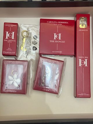 Carolina Herrera: labial rojo + accesorios 