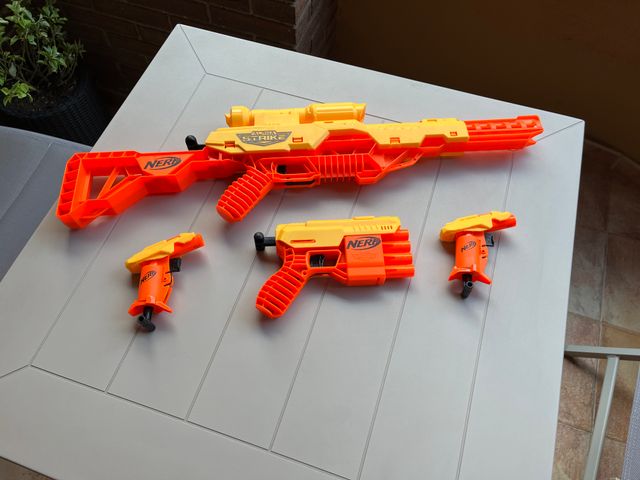 NERF Alpha Strike: Rifle + 3 Pistolas