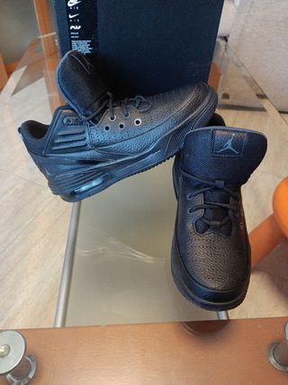 Zapatillas Jordan Max Aura 5 Niño 38.5 - Negras