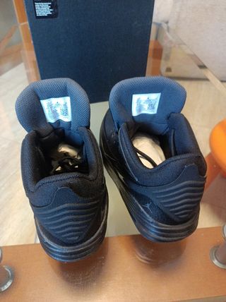 Zapatillas Jordan Max Aura 5 Niño 38.5 - Negras