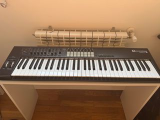 Novation Launchkey 61 + mueble a medida