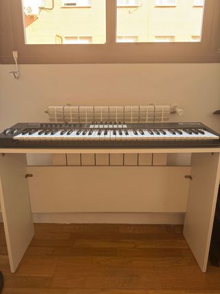 Novation Launchkey 61 + mueble a medida