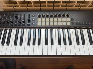 Novation Launchkey 61 + mueble a medida