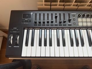 Novation Launchkey 61 + mueble a medida