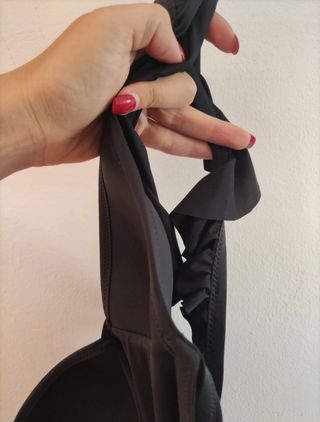 Costume intero nero con volant