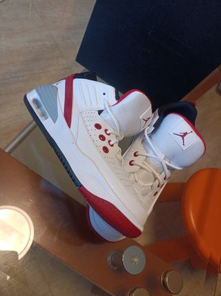 Zapatillas Jordan rojas y blancas niño