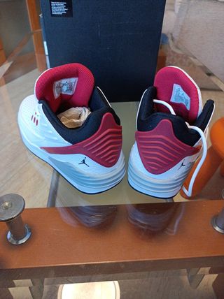 Zapatillas Jordan rojas y blancas niño