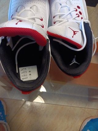 Zapatillas Jordan rojas y blancas niño