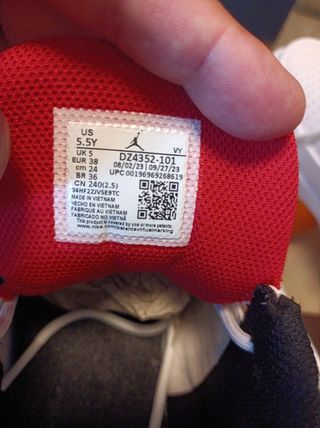 Zapatillas Jordan rojas y blancas niño