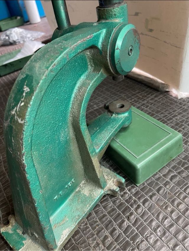 Remachadora manual. Olladora