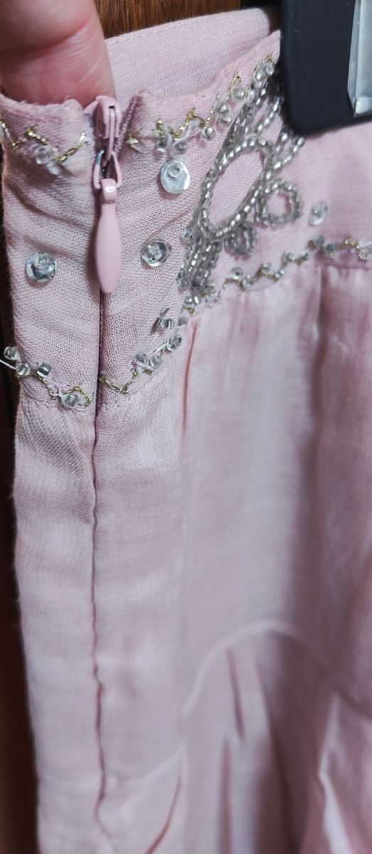 Falda rosa plisada pedrería